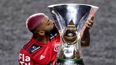 Gabriel z Flamenga s trofejí pro brazilské fotbalové �ampiony