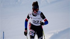 B�kyn� na ly�ích Nela P�balová (v �erném) na mistrovství sv�ta junior� v...