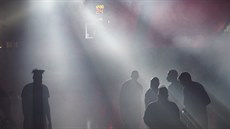 Basketbalisté Sacramento Kings ekají na své uvedení ped utkáním v hale...