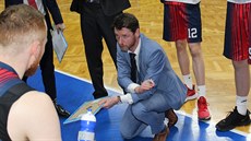 Brn�nský trenér Lubomír R��i�ka a jeho mu�i p�i time outu