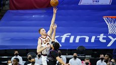 Dylan Windler,z Clevelandu zakonuje pes Setha Curryho z Philadelphie.