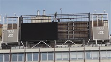 Z budovy u Nuselského mostu v Praze po letech mizí obrovská LED reklamní tabule.