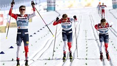 Norský běžec na lyžích Johannes Hösflot Klaebo (vlevo) slaví v Oberstdorfu...