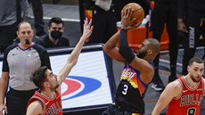 Chris Paul z Phoenixu stílí pes Tomáe Satoranského z Chicaga.