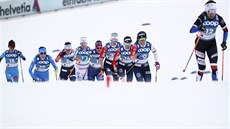 Kateina Razýmová (vpravo) v ele skupinky závodnic bhem skiatlonu na...