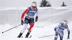 Therese Johaugová (vlevo) na trati skiatlonu na mistrovství svta v Oberstdorfu