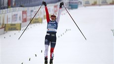 Therese Johaugová slaví triumf ve skiatlonu na mistrovství svta v Oberstdorfu.