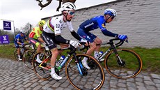 Momentka ze závodu Omloop Het Nieuwsblad: Zdenk tybar (vpravo) s Julianem...