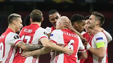 Fotbalisté Ajaxu se radují z gólu do sít Lille.
