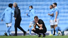 Vladimír Coufal z West Hamu lituje porá�ky na stadionu Manchesteru City.
