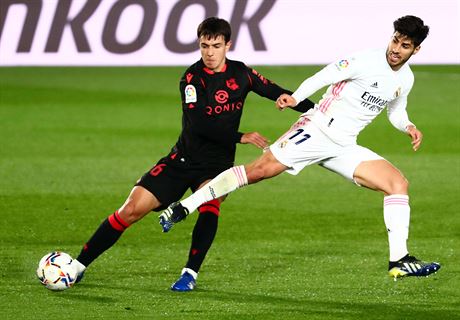 Marco Asensio (vpravo) z Realu Madrid a Martin Zubimendi ze San Sebastianu.