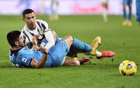 Cristiano Ronaldo z Juventusu a Martin Erlic ze Spezie.