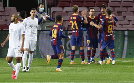 Hrái Barcelony si plácají po vsteleném gólu do sít Ferencvárose.