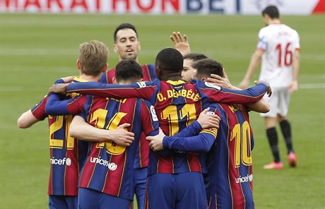 Fotbalisté Barcelony se radují ze vsteleného gólu.