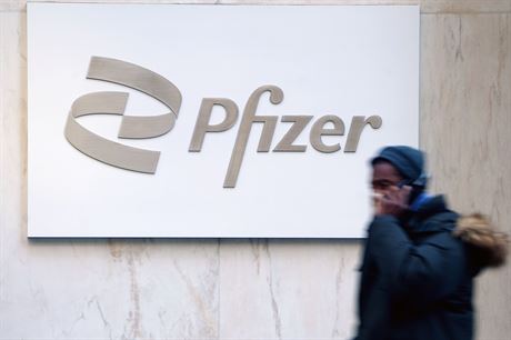 Logo amerického farmaceutického gigantu Pfizer na jeho budov v New Yorku (15....