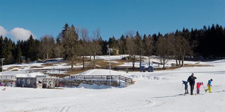 Stadion v Bedichov okupovaly jen mstn rodinky. (6. bezna 2021)