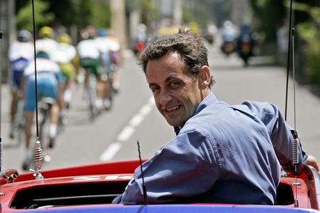 Nicolas Sarkozy sleduje etapu cyklistických závod Tour de France. (17....