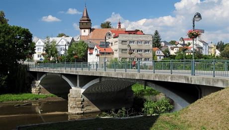 Most, po nm mohou jezdit auta, je ve Svtlé nad Sázavou pouze jeden. Na...