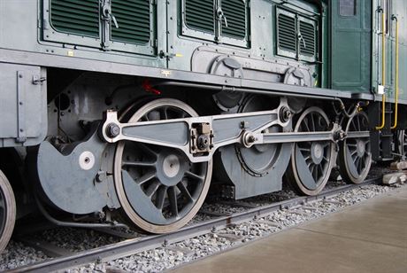 Vtina prvnch elektrickch lokomotiv vyuvala penos vkonu prostednictvm...