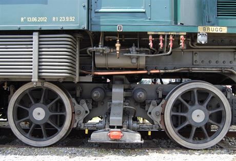 Uspodn nprav lokomotiv bylo 2Do 1. To znamen, oton podvozek se dvma...