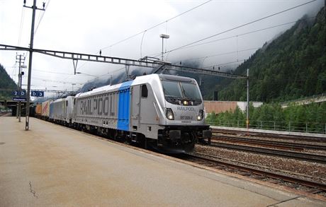 Na Gotthardsk drze lze vidt i tet generaci lokomotiv Traxx. Snmek ukazuje...