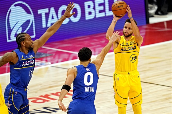 Utkání hvězd NBA: zakončuje Stephen Curry, brání dvojice Kawhi Leonard (vlevo)...