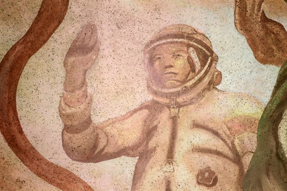 Nástěnné malby v jedné z kupolí kolonády Maxima Gorkého připomínají, že do...