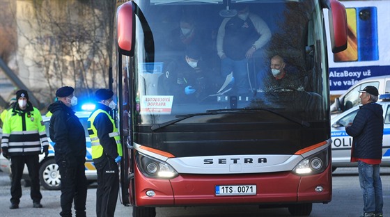 Policie kontroluje na hranici okresu Karviná a Ostrava autobus míící do Prahy...