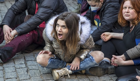 Demonstracemi proti opatením hýbaly emoce