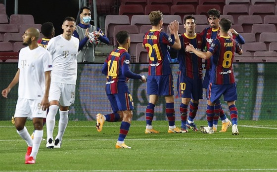 Hráči Barcelony si plácají po vstřeleném gólu do sítě Ferencvárose.