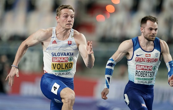 Slovák Ján Volko (vlevo) si běží pro bronz ze sprintu na 60 metrů na halovém ME...