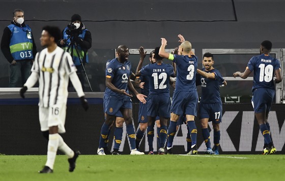 Fotbalisté Porta se radují z úvodního gólu na hiti Juventusu, který dal...