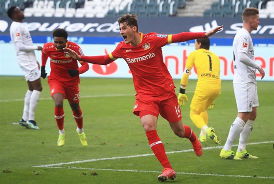 Patrik Schick, útoník Leverkusenu, se raduje ze svého gólu v utkání proti...