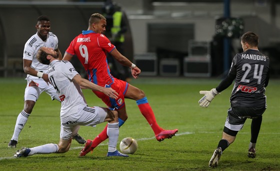 Plzeský útoník Jean-David Beauguel ped brankáem Aleem Mandousem z Olomouce...