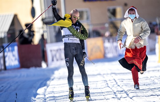 Norský lya Tord Asle Gjerdalen vítzí ve Vasov bhu.