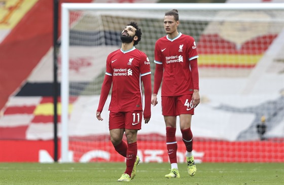 Mohamed Salah (vlevo) a Rhys Williams z Liverpoolu po prohe s Fulhamem