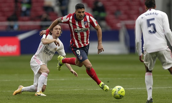 Luis Suárez, útočník Atlétika Madrid, uniká s míčem Lukovi Modričovi z Realu.