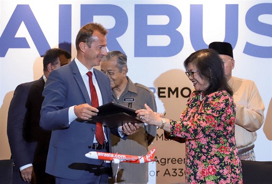 Šéf Airbusu Guillaume Faury (vlevo) a ředitelka společnosti AirAsia Rafidah...