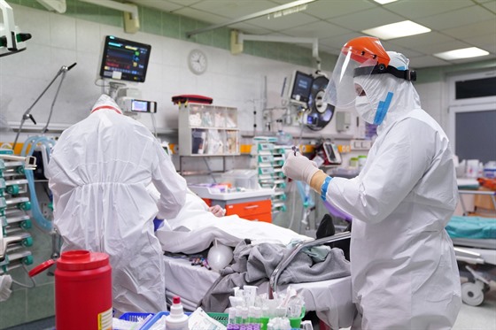 Zdravotníci oetují pacienta v nemocnici ve Varav. (1. bezna 2021)