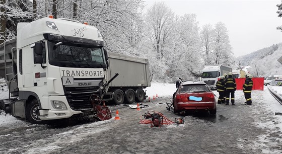 idi audi dostal na zasnené silnici za Vimperkem smyk a pejel do...