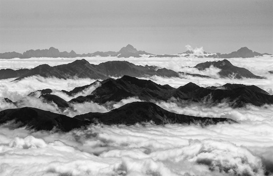 Výhledy z vrcholu Fuscherkarkopf na alpské vrcholy vystupující nad mraky
