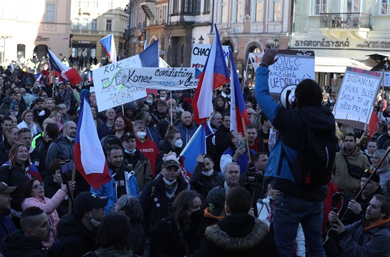 Na praském Staromstském námstí demonstrovali lidé proti vládním opatením....