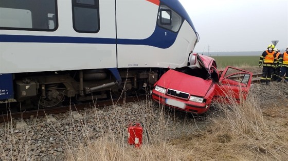 Srážku s vlakem na železničním přejezdu u Zaječic nepřežila dvoučlenná posádka...