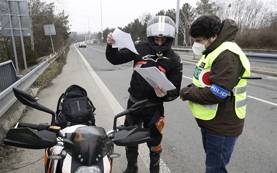 Kontroly ovují dodrování nových opatení. (1. bezna 2021)