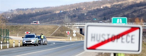 Policie kontroluje na sjezdu z dálnice D2 u Hustopeí dodrování zákazu pohybu...