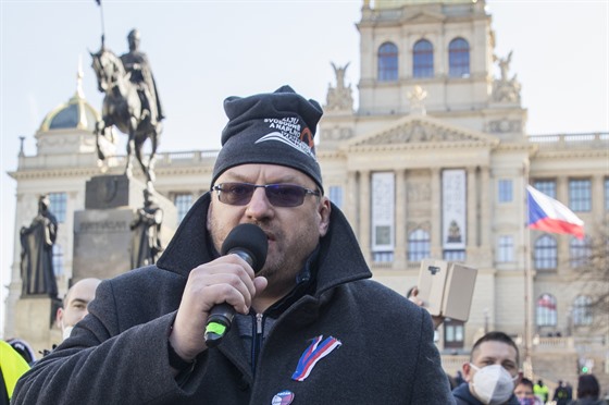 Poslanec Lubomír Volný ped zatením hovoí na Václavském námstí. (7. bezna...