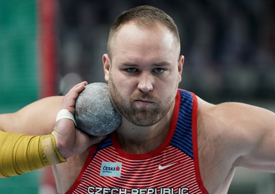 Tomáš Staněk během kvalifikace koule na halovém mistrovství Evropy v Toruni.