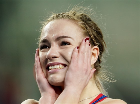 Markéta Štolová se raduje z postupu do semifinále šedesáti metrů překážek na...