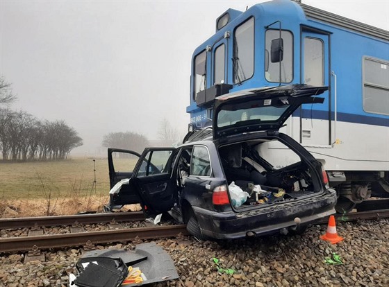 Po sráce vláèel vlak auto po kolejích ještì 300 metrù.