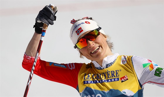 Therese Johaugová slaví na volné desítce na mistrovství světa v Oberstdorfu.